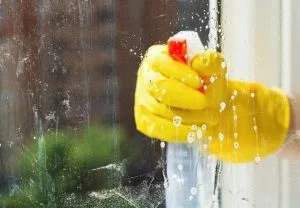 WHAT IS THE BEST WAY TO CLEAN WINDOWS WITHOUT STREAKS?